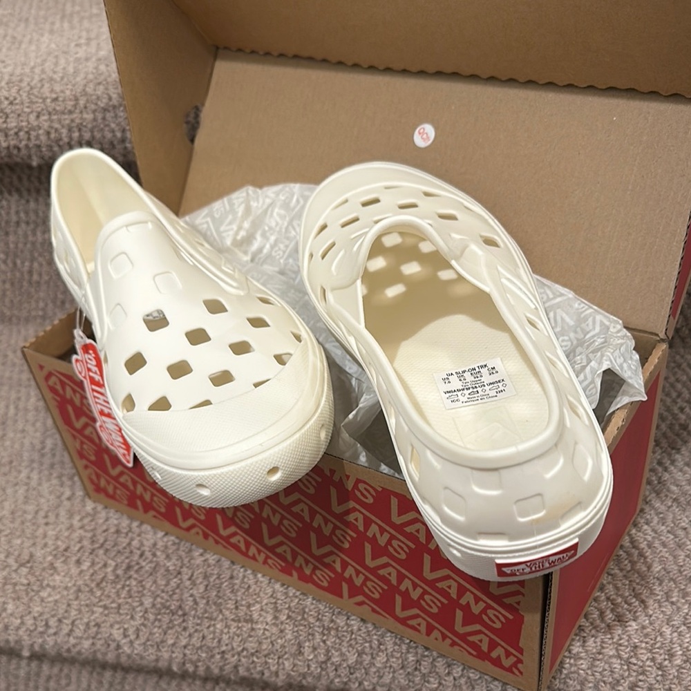 Vans White Slip-On Trek